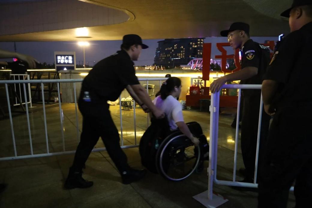 C:/Users/Administrator/Desktop/臺(tái)風(fēng)“貝碧嘉”來襲，南京保安積極應(yīng)對(duì)，“守”護(hù)萬家團(tuán)圓！/13.jpg13