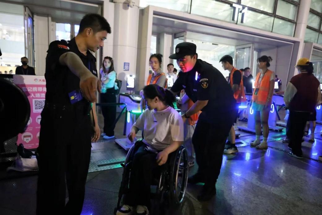 C:/Users/Administrator/Desktop/“安保鐵軍、硬核保障”2024系列報道四十二——南京市保安服務(wù)有限公司成功護(hù)航張碧晨「今兒個開心」十周年巡回演唱會南京站安保任務(wù)/5.jpg5