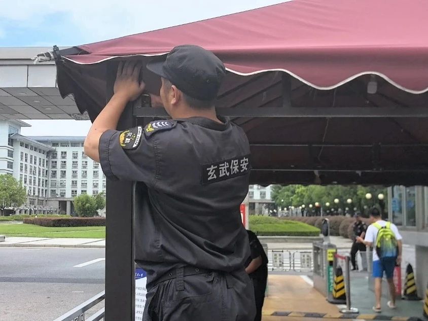 C:/Users/Administrator/Desktop/臺(tái)風(fēng)“貝碧嘉”來襲，南京保安積極應(yīng)對(duì)，“守”護(hù)萬家團(tuán)圓！/6.jpg6