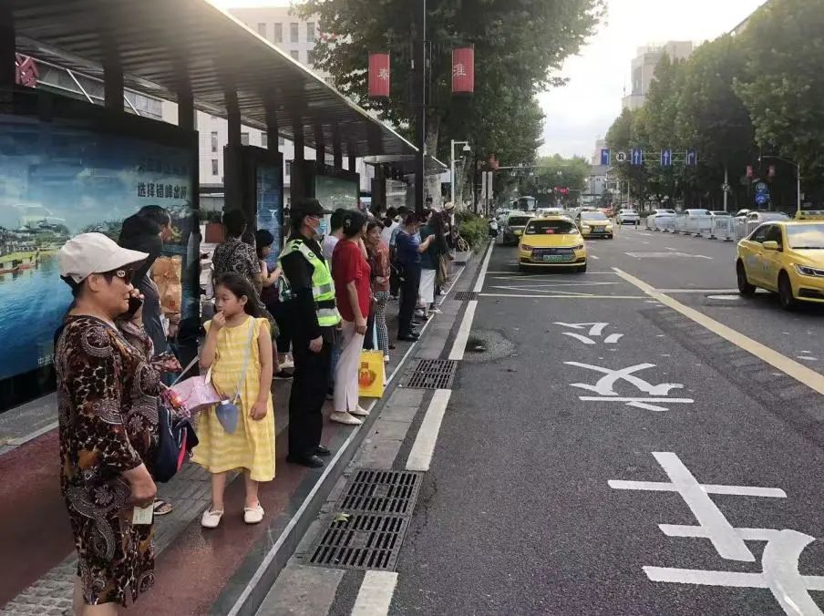 C:/Users/Administrator/Desktop/臺(tái)風(fēng)“貝碧嘉”來襲，南京保安積極應(yīng)對(duì)，“守”護(hù)萬家團(tuán)圓！/2.jpg2