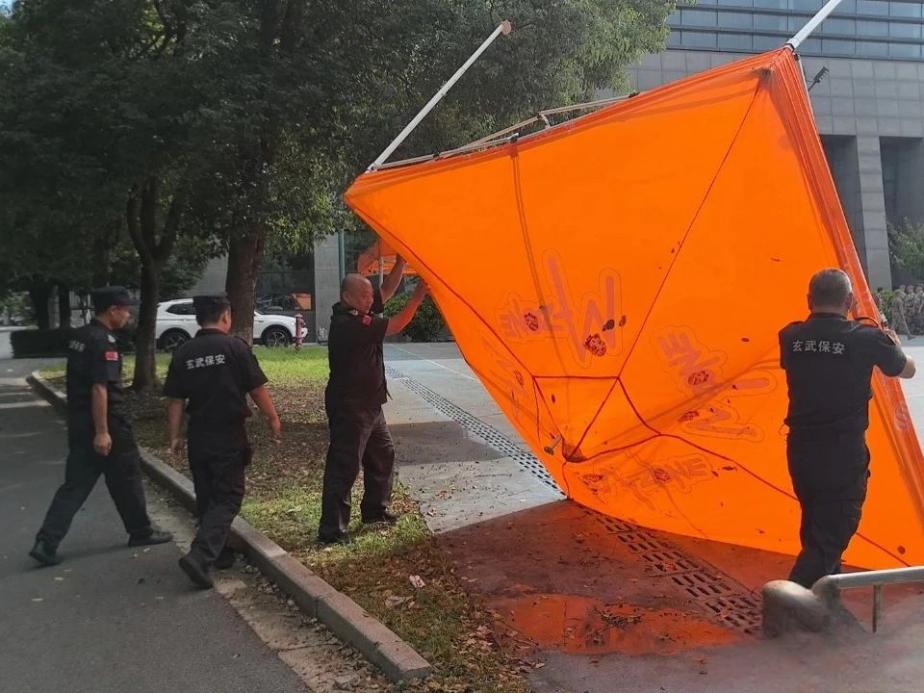 C:/Users/Administrator/Desktop/臺(tái)風(fēng)“貝碧嘉”來襲，南京保安積極應(yīng)對(duì)，“守”護(hù)萬家團(tuán)圓！/3.jpg3