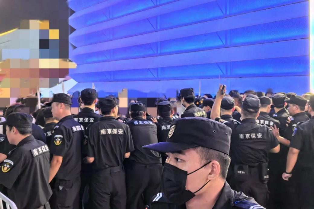 C:/Users/Administrator/Desktop/臺(tái)風(fēng)“貝碧嘉”來襲，南京保安積極應(yīng)對(duì)，“守”護(hù)萬家團(tuán)圓！/12.jpg12