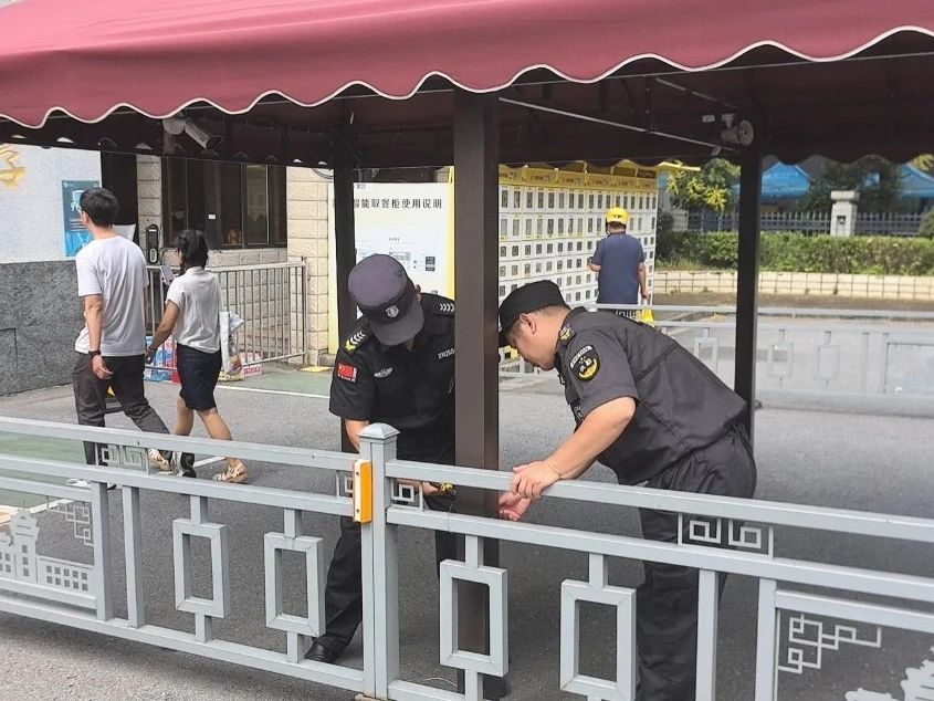 C:/Users/Administrator/Desktop/臺(tái)風(fēng)“貝碧嘉”來襲，南京保安積極應(yīng)對(duì)，“守”護(hù)萬家團(tuán)圓！/4.jpg4