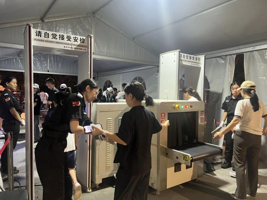 C:/Users/Administrator/Desktop/臺(tái)風(fēng)“貝碧嘉”來襲，南京保安積極應(yīng)對(duì)，“守”護(hù)萬家團(tuán)圓！/9.jpg9