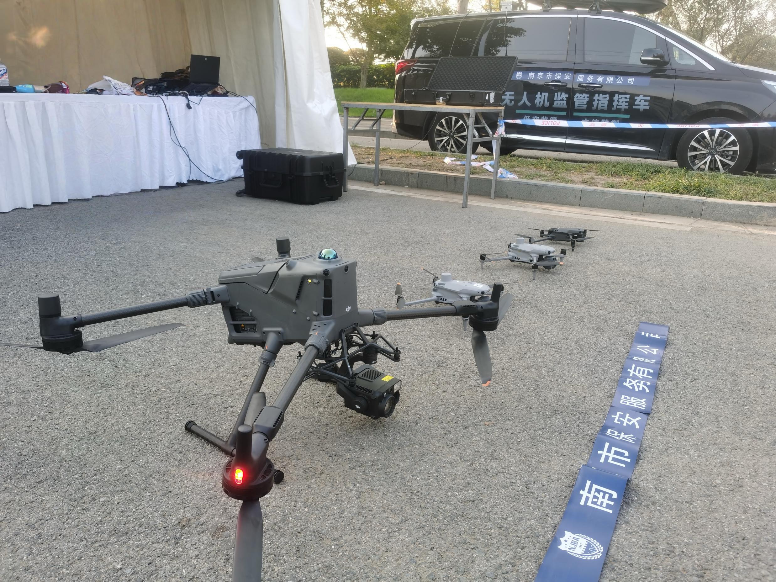 E:/25.12.10后 上傳網(wǎng)站留存/【回首2025】南京保安“五新”答卷迎接“十五五”/回首2025照片/07 無(wú)人機(jī)-大活現(xiàn)場(chǎng).jpg07 無(wú)人機(jī)-大活現(xiàn)場(chǎng)